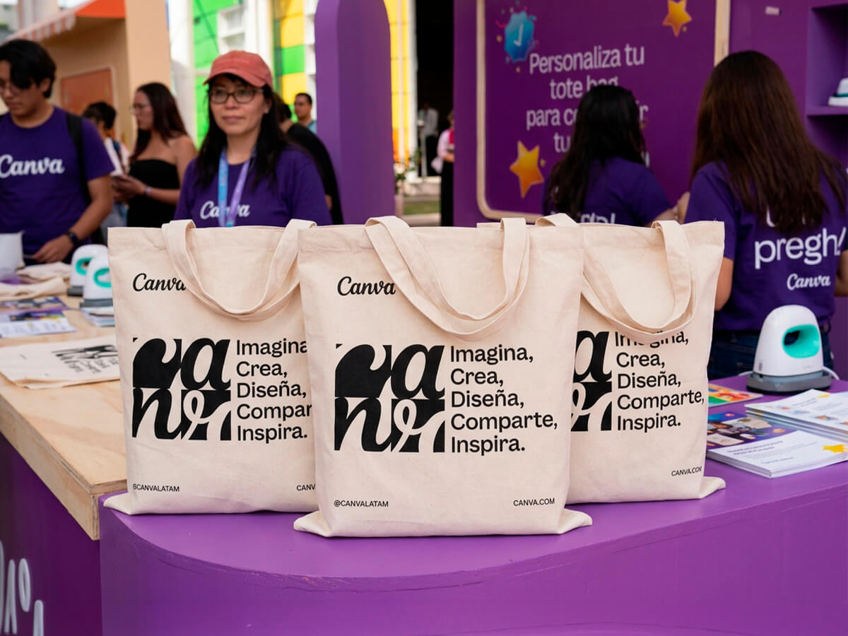 Bolsas personalizadas para Canva en stand de evento