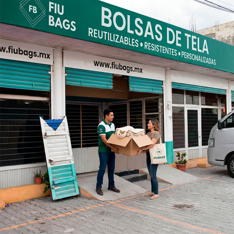 Entrega de bolsas personalizadas Fiubags a cliente