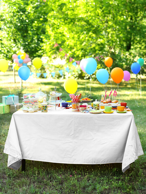 Mesa de evento con mantel