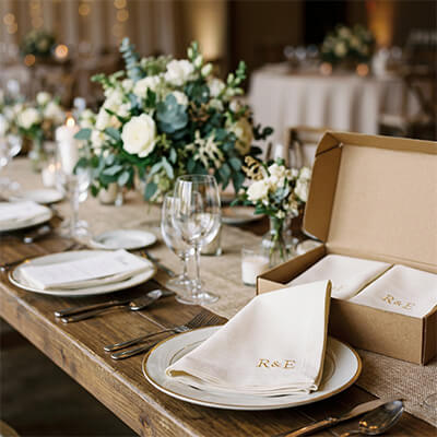 Wedding planners y proveedores de bodas usando servilletas personalizadas de Fiubags