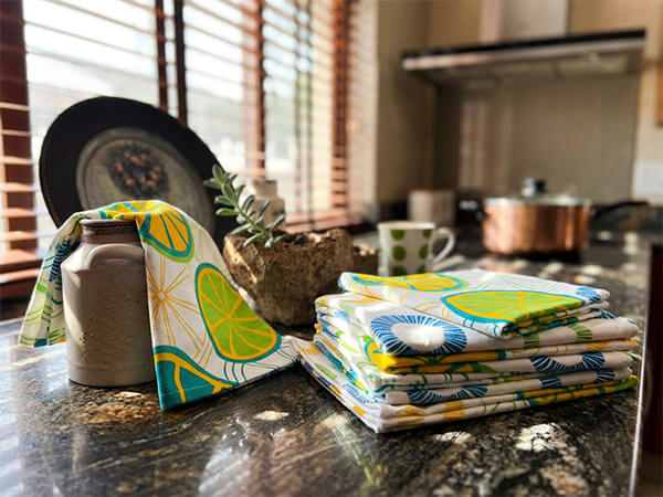 Cocina bonita con trapos limpios